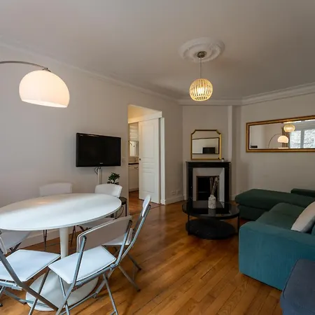 De Luxe Champs Elysees Neuf Apartment *